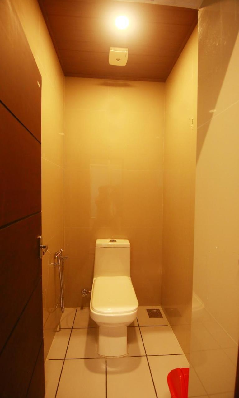 The Metro Pod - Backpackers A/C Dormitory Kochi Exterior photo