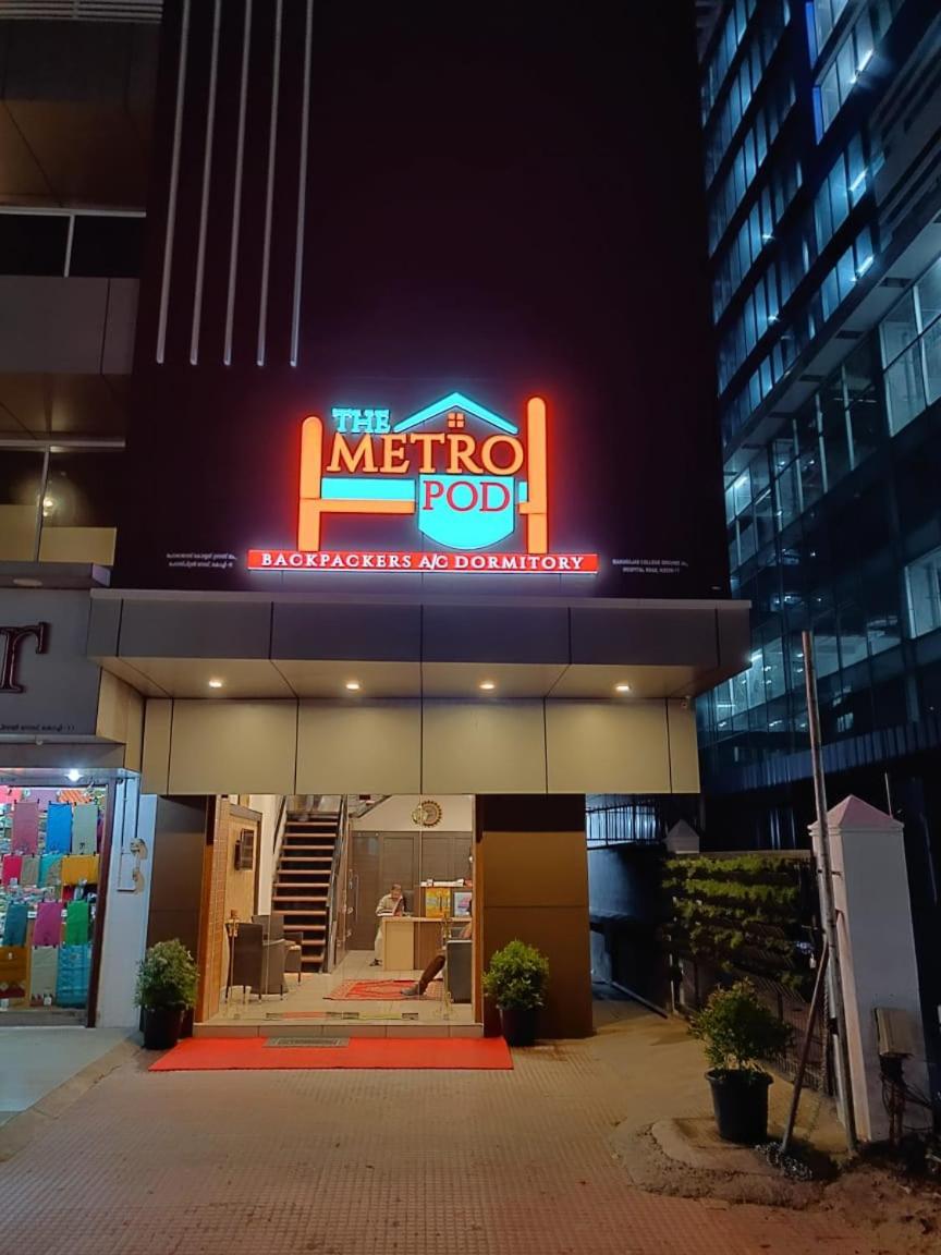 The Metro Pod - Backpackers A/C Dormitory Kochi Exterior photo
